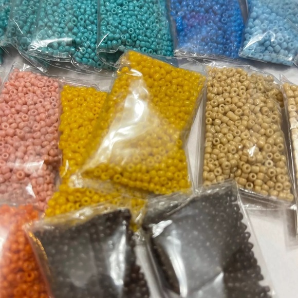 1000 Pieces Christmas Poppy Beads Plastic Craft Round Box Decoration DIY Jewelry - Picture 4 of 8